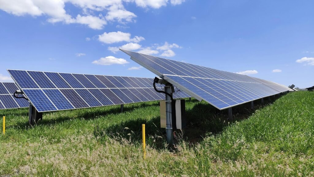 Solar panel array in Uberlândia, Brazil capturing sunlight on a clear day.